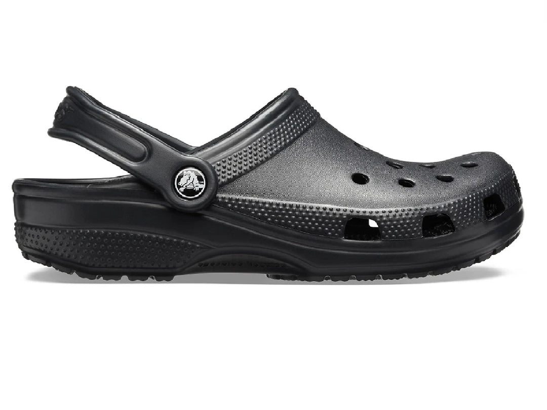 Zuecos Crocs Classic color negro para hombre con correa trasera y orificios de ventilación.