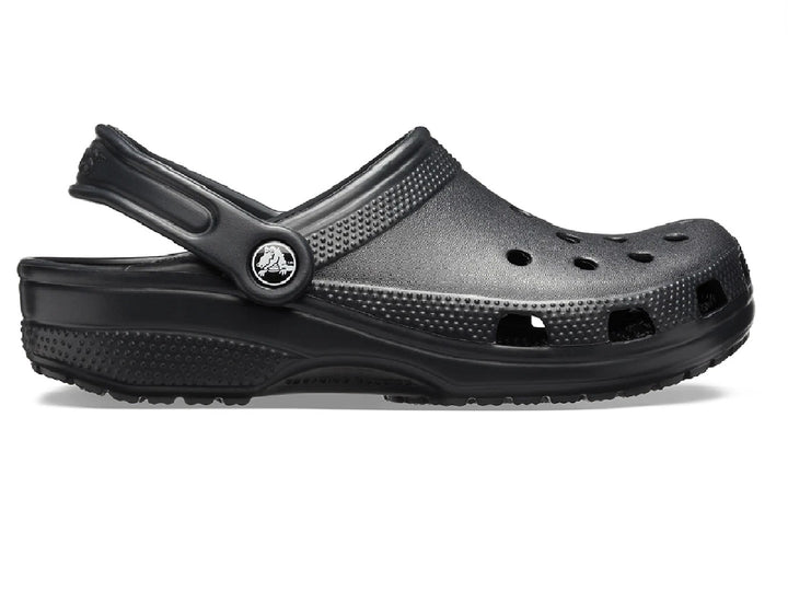 Zuecos Crocs Classic color negro para hombre con correa trasera y orificios de ventilación.