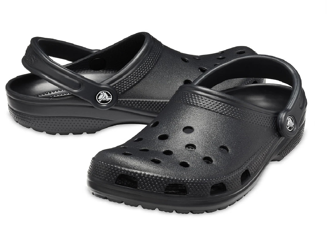 Zuecos Crocs Classic color negro para hombre con correa trasera y orificios de ventilación.