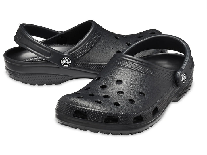 Zuecos Crocs Classic color negro para hombre con correa trasera y orificios de ventilación.