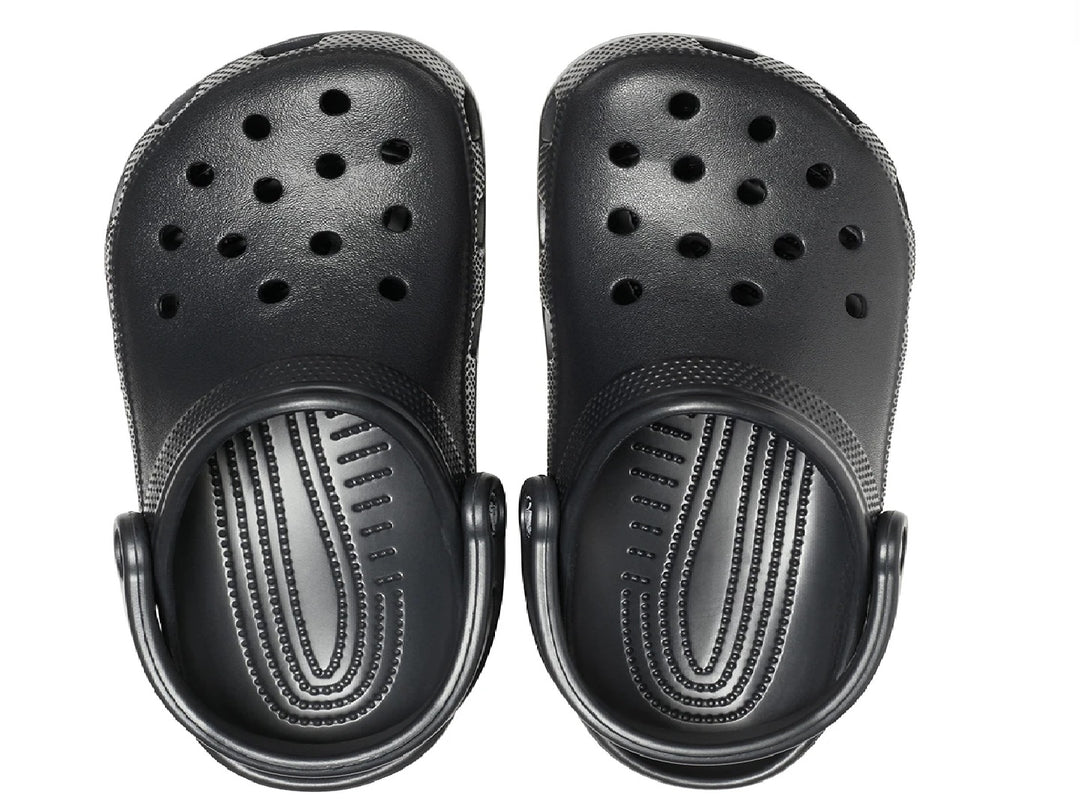 Zuecos Crocs Classic color negro para hombre con correa trasera y orificios de ventilación.