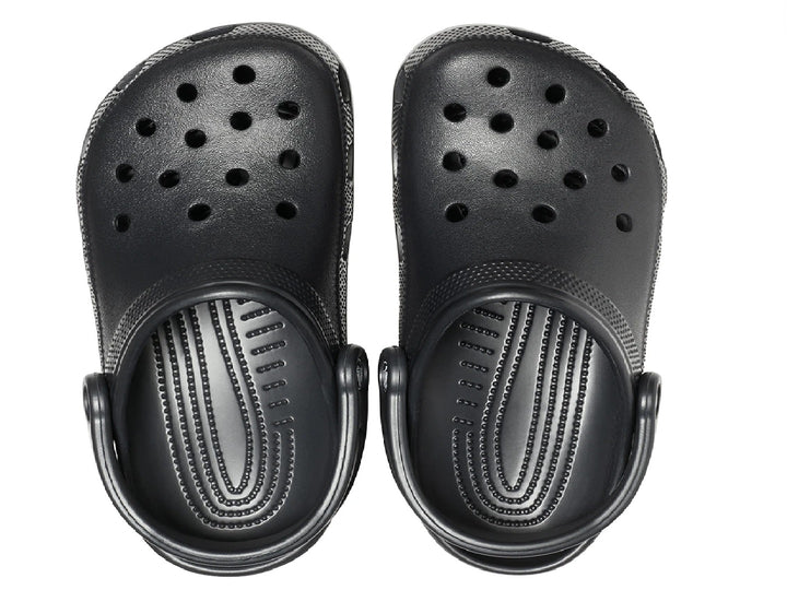 Zuecos Crocs Classic color negro para hombre con correa trasera y orificios de ventilación.