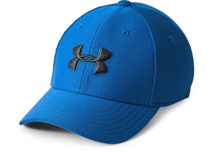 Gorra deportiva Under Armour de color azul con logotipo frontal en color negro.