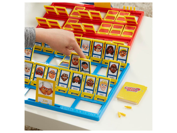 Caja del juego de mesa Guess Who? de Hasbro con tablero azul y tarjetas de personajes.
