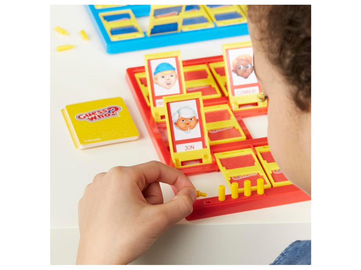 Caja del juego de mesa Guess Who? de Hasbro con tablero azul y tarjetas de personajes.