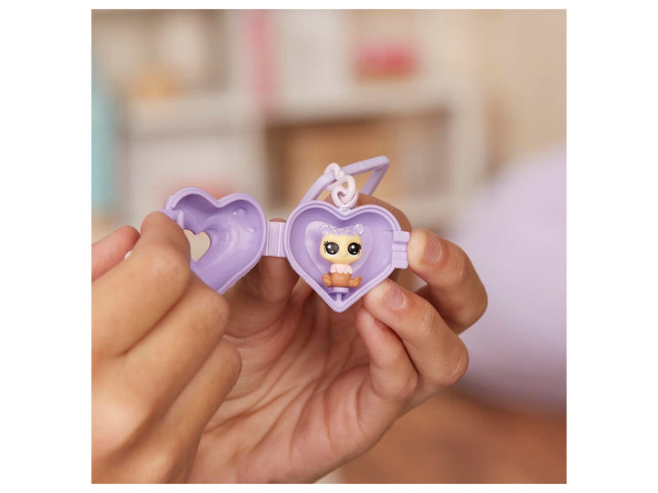 Set de figuras de animales y accesorios Littlest Pet Shop de Hasbro en colores pastel.