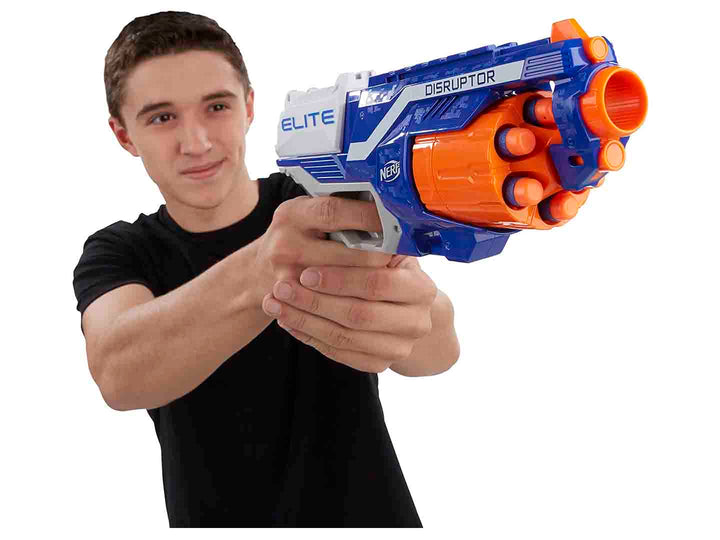 Lanzador de dardos Nerf Elite Disruptor en colores azul, blanco y naranja dentro de su empaque original.