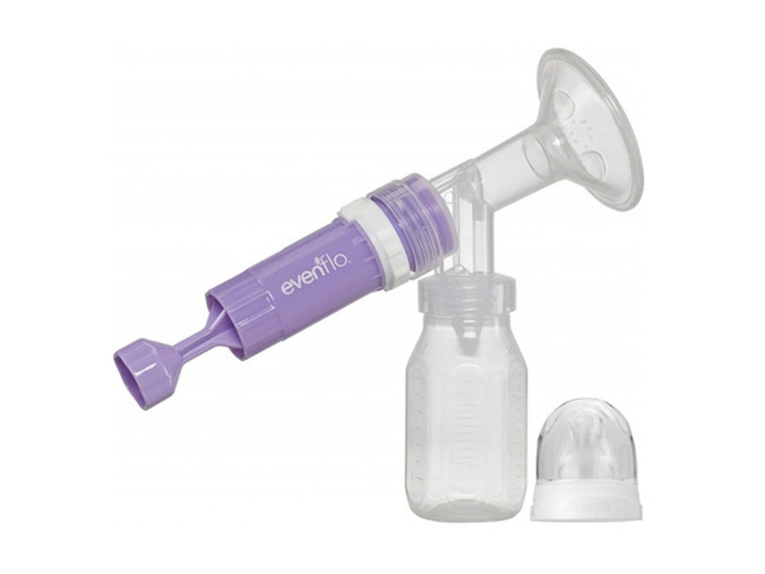 Extractor de leche manual Evenflo en color morado y transparente con biberón incluido.