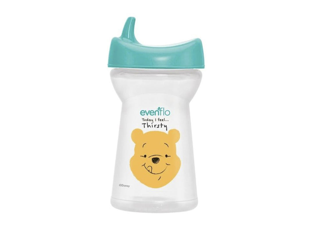 Vaso entrenador Evenflo transparente con tapa turquesa y dibujo de Winnie the Pooh.