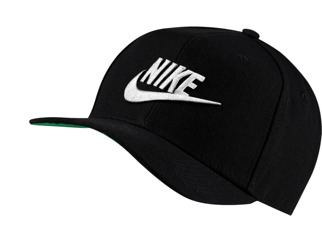 Gorra Nike negra con logotipo blanco bordado y detalle verde en la parte inferior de la visera.