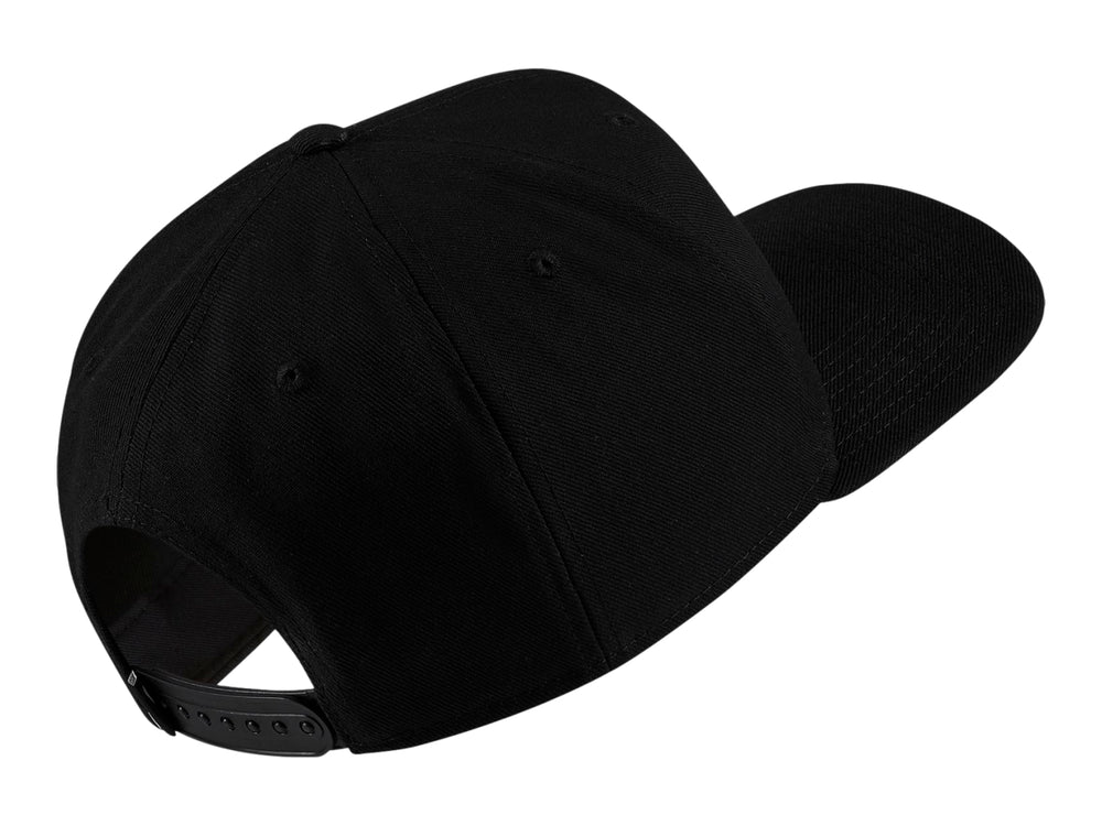 Gorra Nike negra con logotipo blanco bordado y detalle verde en la parte inferior de la visera.