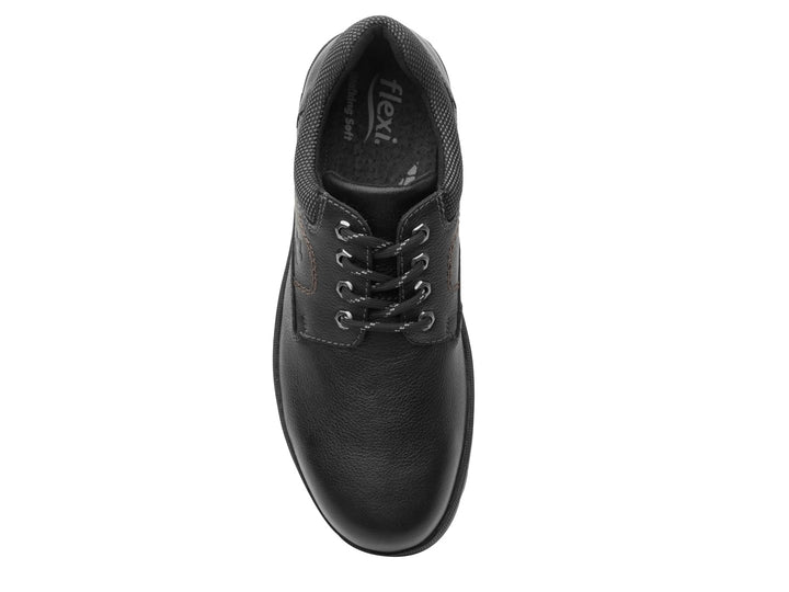 Zapato negro de cuero Flexi para hombre con agujetas y suela robusta.