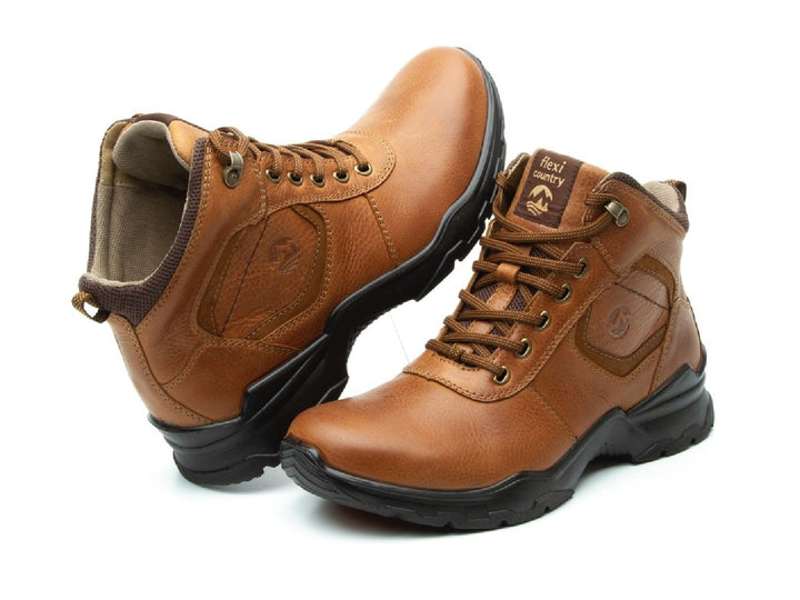 Botas Flexi Sheldon Country para hombre en color tan con suela negra y agujetas.
