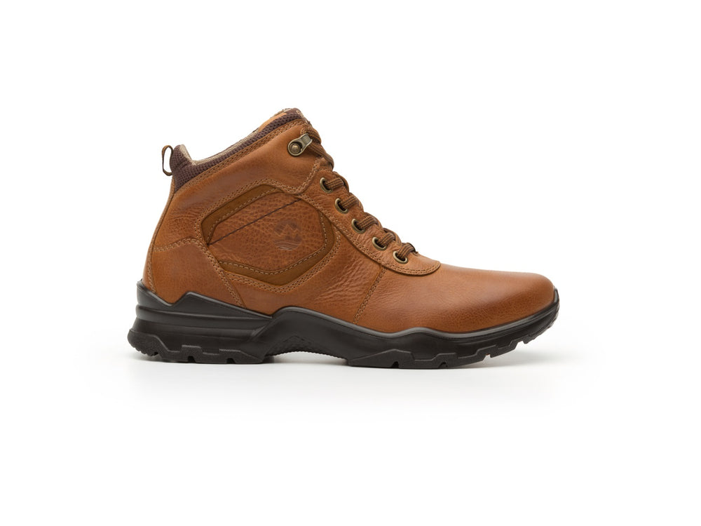 Botas Flexi Sheldon Country para hombre en color tan con suela negra y agujetas.