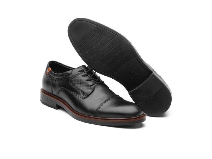 Zapatos Flexi Parker para hombre en color negro con detalles marrones y cordones.