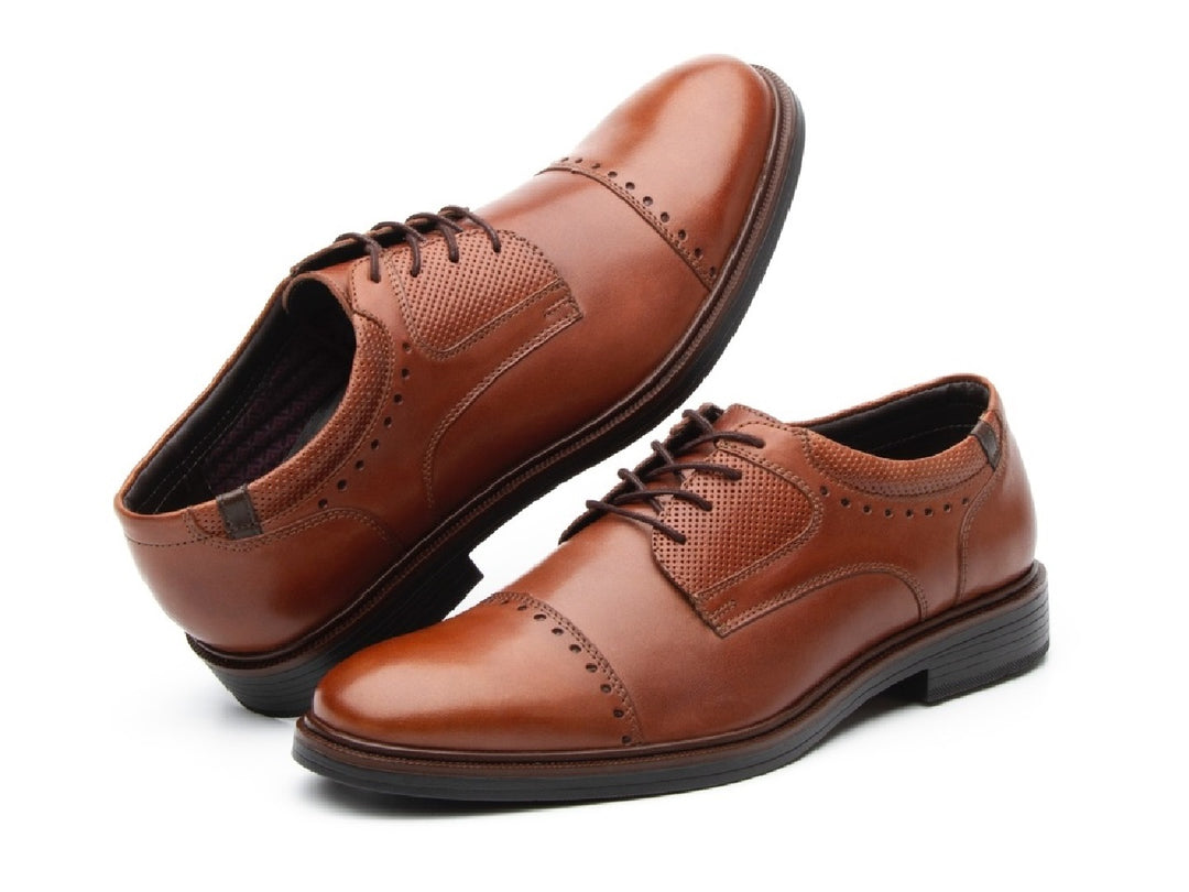Zapatos Flexi Parker para hombre en color marrón tan, de cuero con cordones y detalles perforados.
