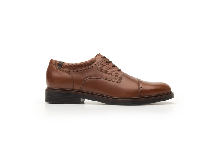 Zapatos Flexi Parker para hombre en color marrón tan, de cuero con cordones y detalles perforados.