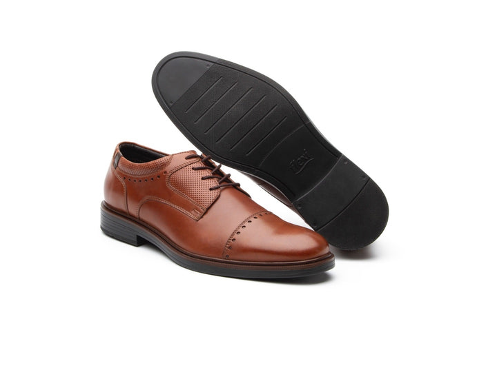 Zapatos Flexi Parker para hombre en color marrón tan, de cuero con cordones y detalles perforados.