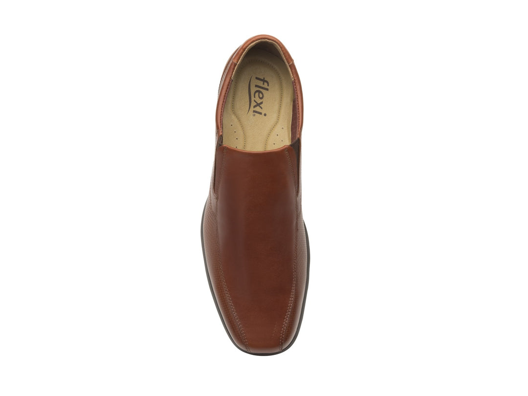 Zapato Flexi Strong para hombre en color tan, estilo mocasín de cuero con suela oscura.