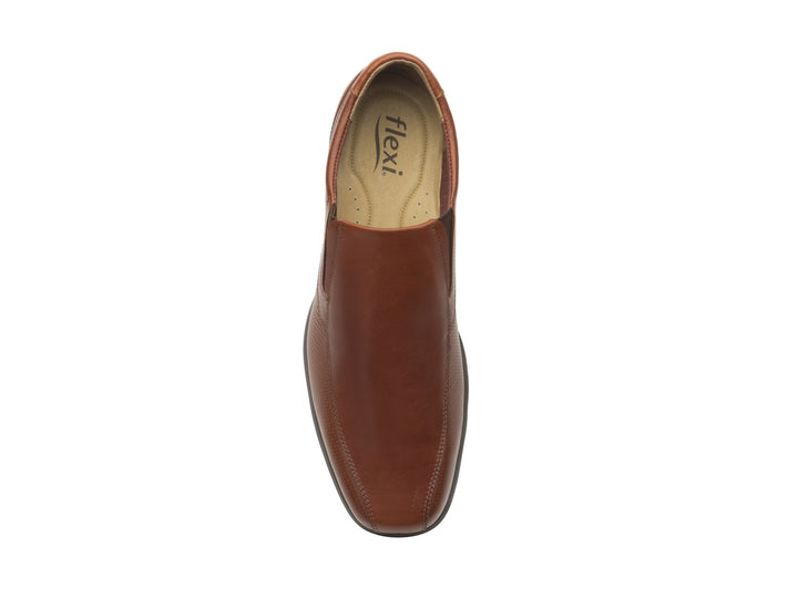 Zapato Flexi Strong para hombre en color tan, estilo mocasín de cuero con suela oscura.