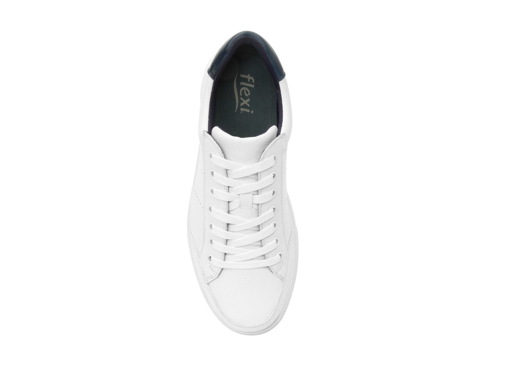Tenis Flexi Griezmann para hombre en color blanco con detalle azul marino en el talón.