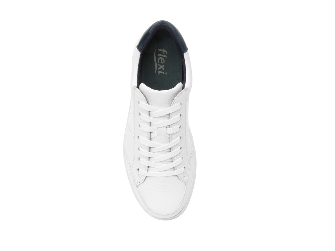 Tenis Flexi Griezmann para hombre en color blanco con detalle azul marino en el talón.