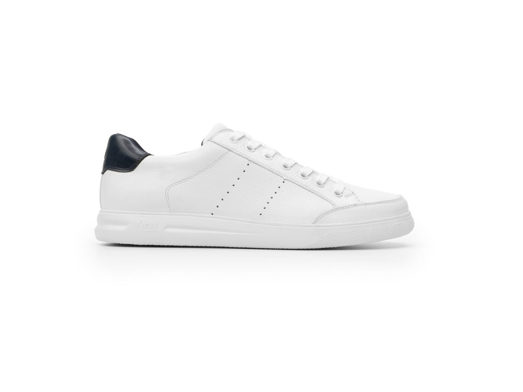 Tenis Flexi Griezmann para hombre en color blanco con detalle azul marino en el talón.
