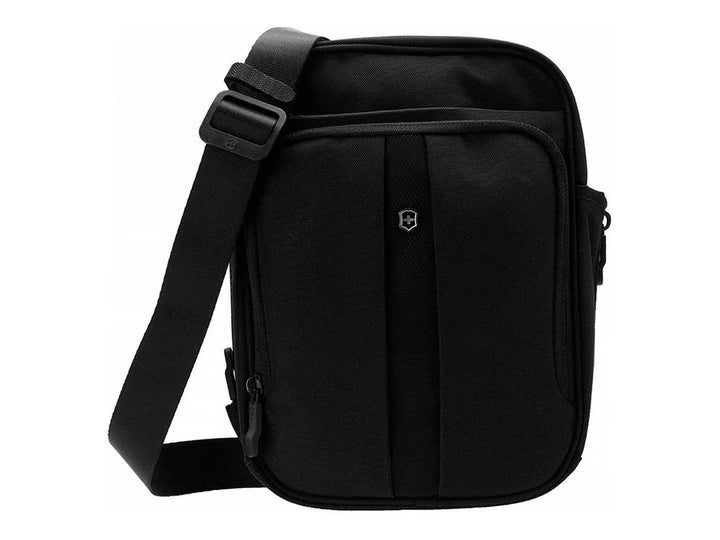 Bolso bandolera vertical de color negro marca Victorinox con correa ajustable.