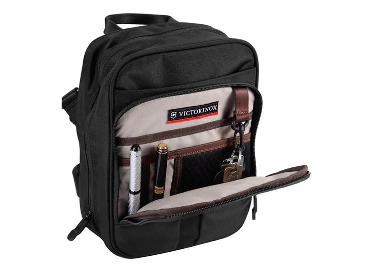 Bolso bandolera vertical de color negro marca Victorinox con correa ajustable.