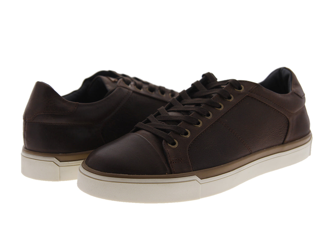 Tenis color café de cuero con suela blanca para hombre.