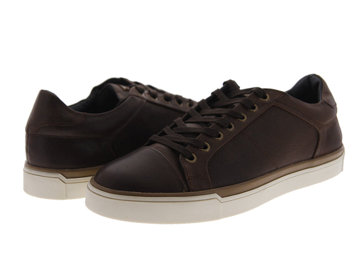 Tenis color café de cuero con suela blanca para hombre.