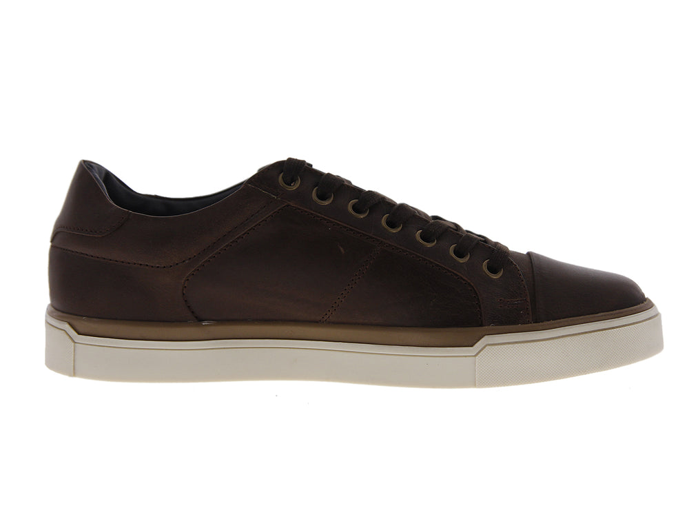 Tenis color café de cuero con suela blanca para hombre.