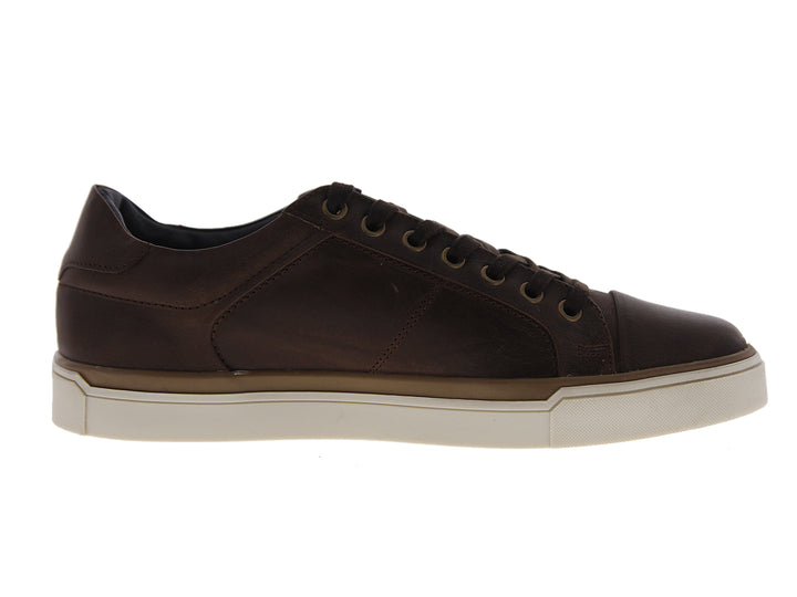 Tenis color café de cuero con suela blanca para hombre.