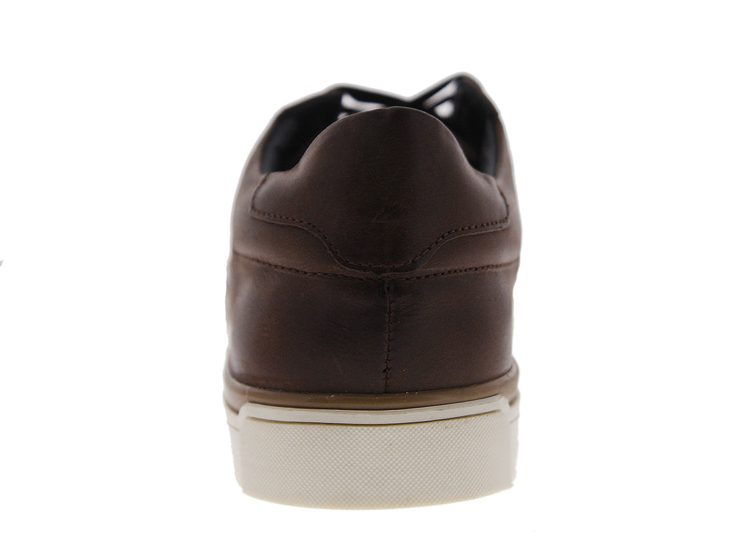Tenis color café de cuero con suela blanca para hombre.