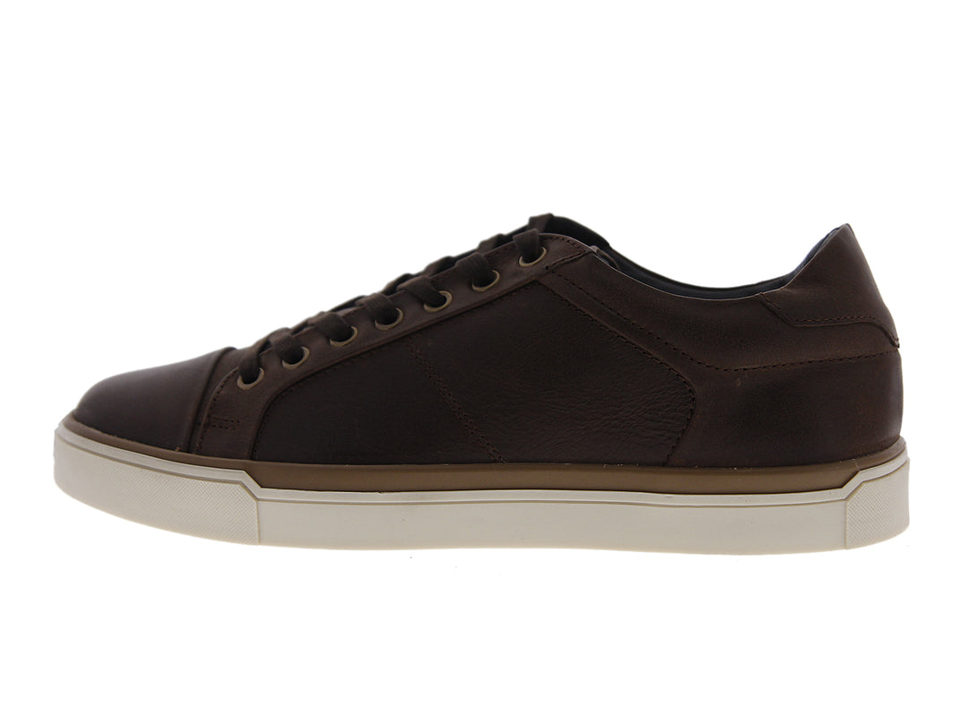 Tenis color café de cuero con suela blanca para hombre.