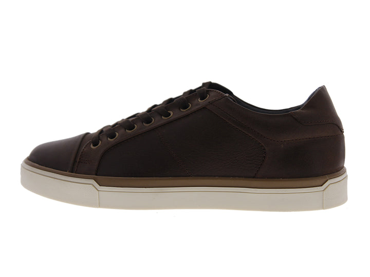Tenis color café de cuero con suela blanca para hombre.