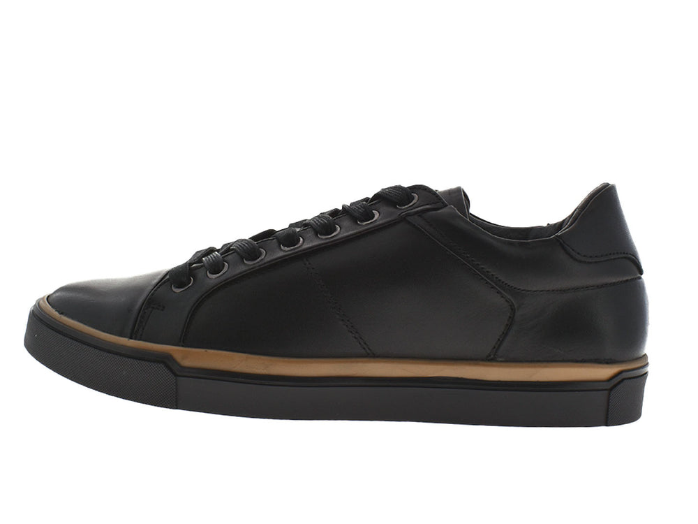 Tenis negros para hombre con agujetas y detalle marrón en la suela.