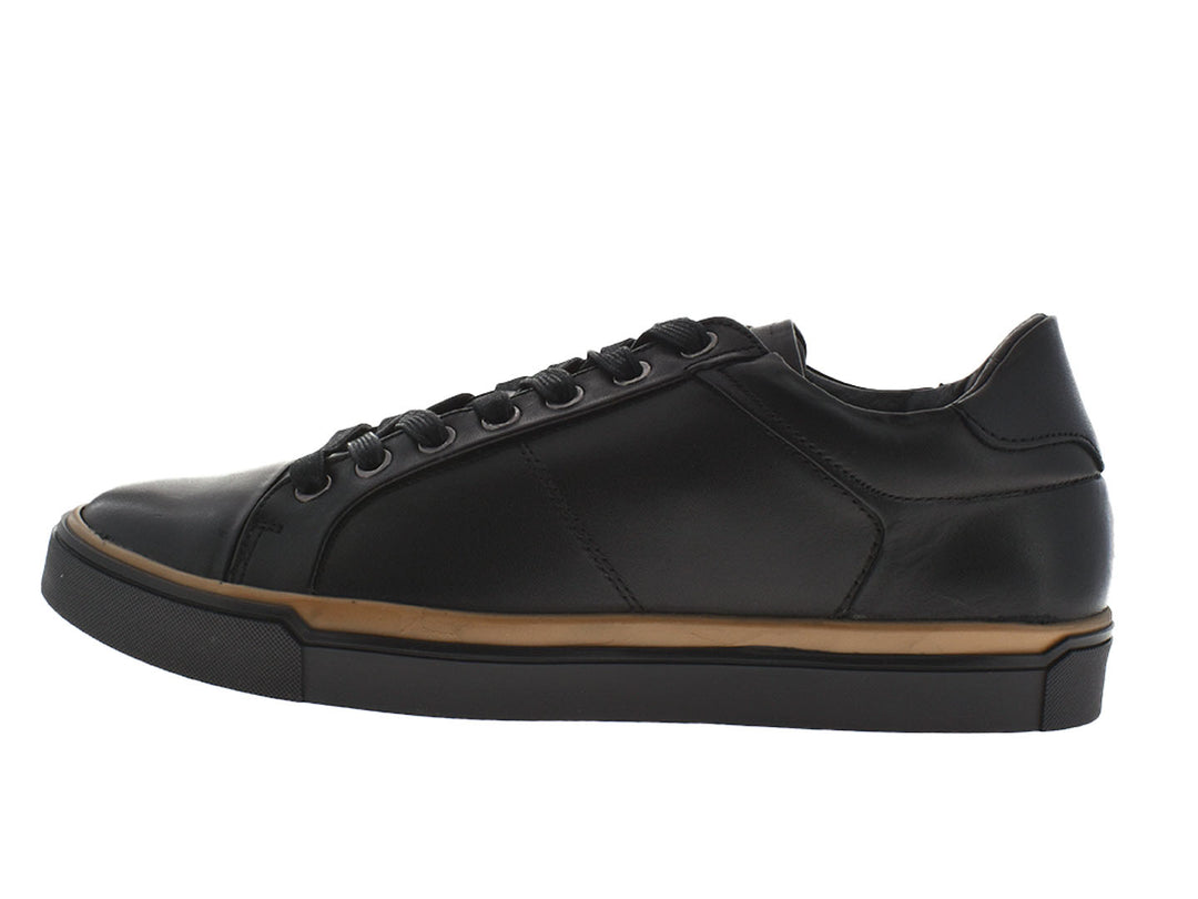 Tenis negros para hombre con agujetas y detalle marrón en la suela.