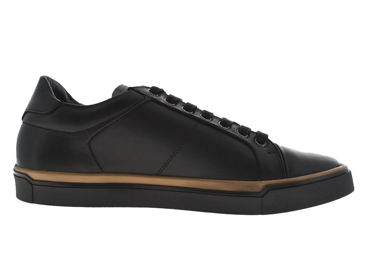 Tenis negros para hombre con agujetas y detalle marrón en la suela.