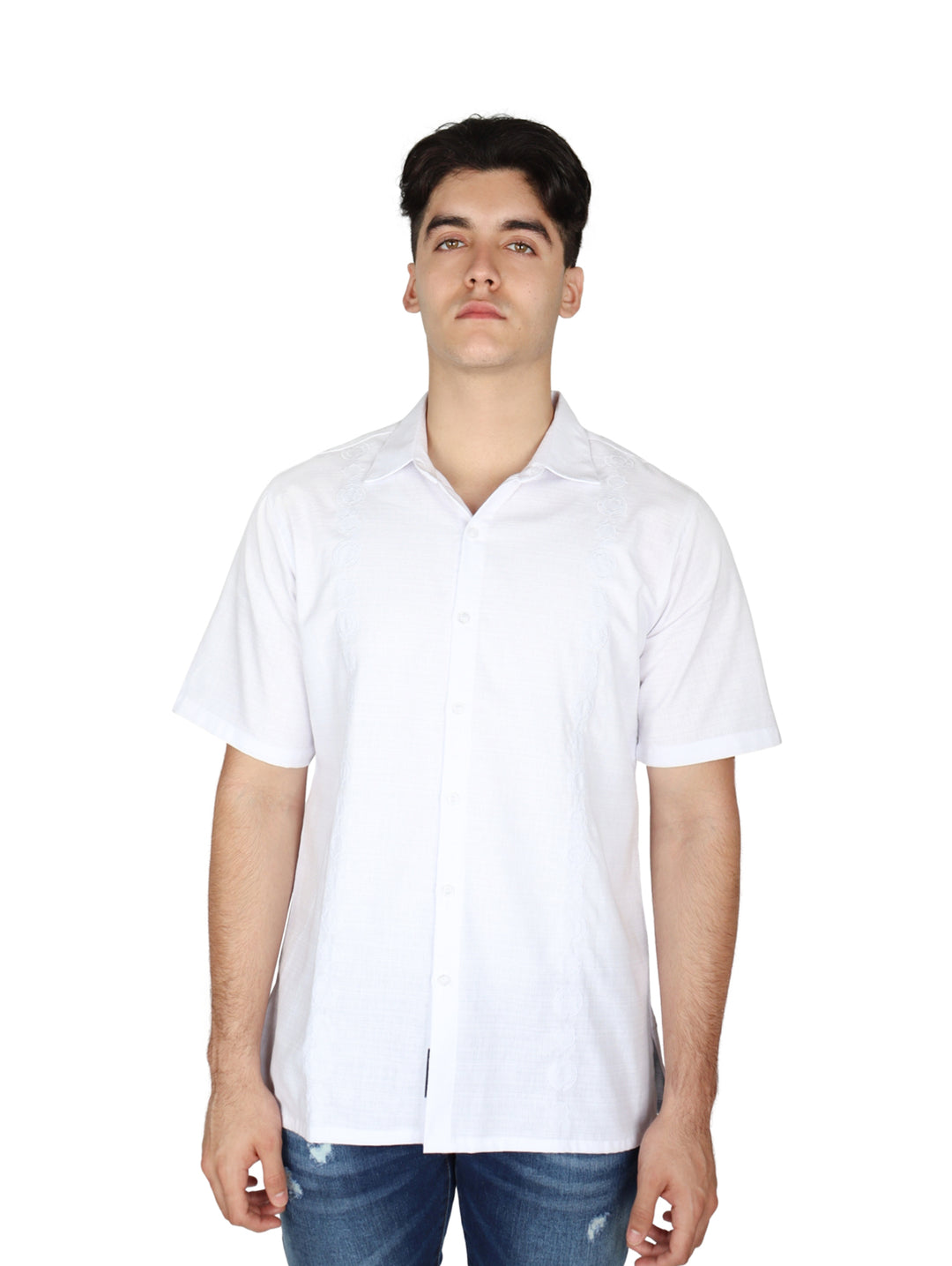 Hombre vistiendo una guayabera blanca de manga corta marca Tarami.