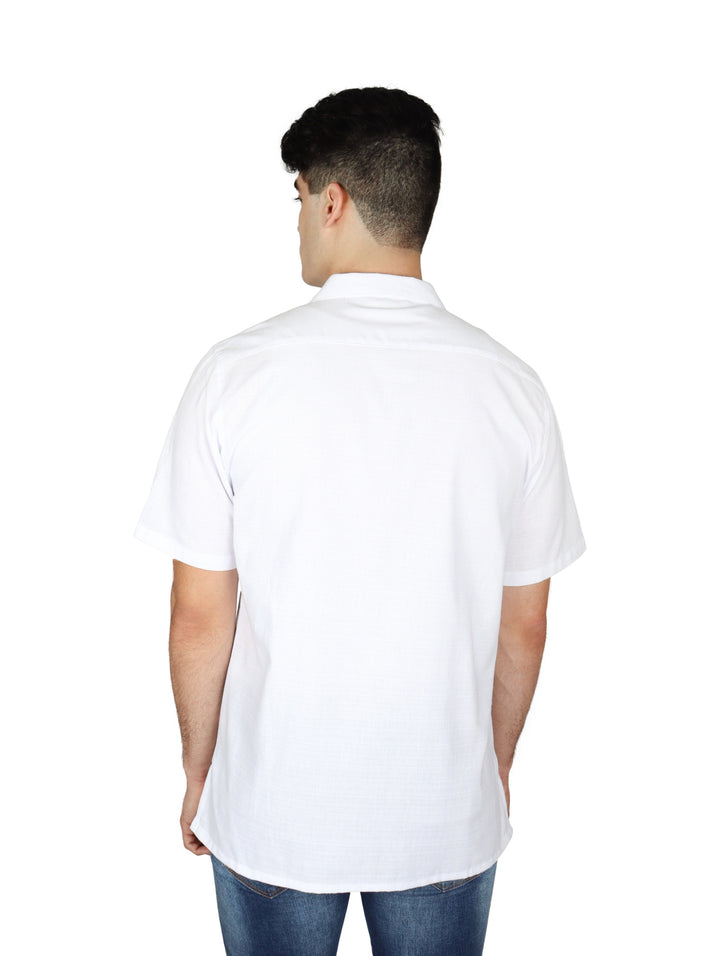Hombre vistiendo una guayabera blanca de manga corta marca Tarami.