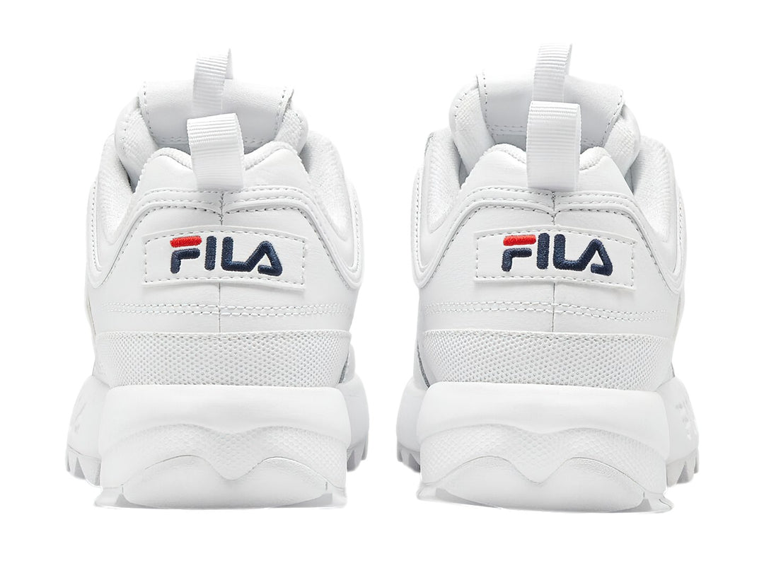 Tenis FILA Disruptor Premium en color blanco con detalles mínimos en azul y rojo, suela gruesa y dentada.