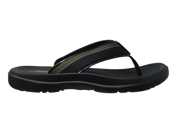 Sandalias deportivas ELEGA en color negro con detalles en verde y suela texturizada.