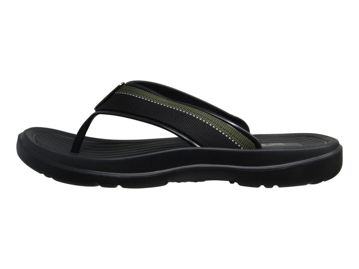 Sandalias deportivas ELEGA en color negro con detalles en verde y suela texturizada.
