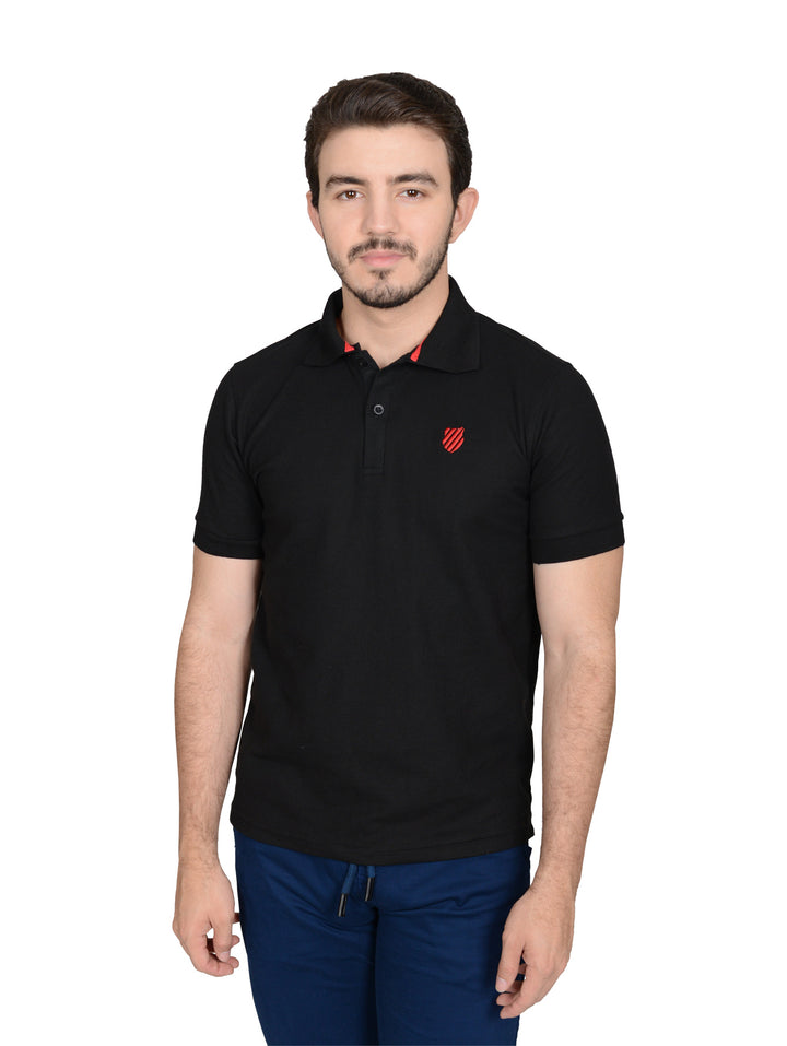 Hombre vistiendo playera polo K-Swiss color negro con detalles rojos.