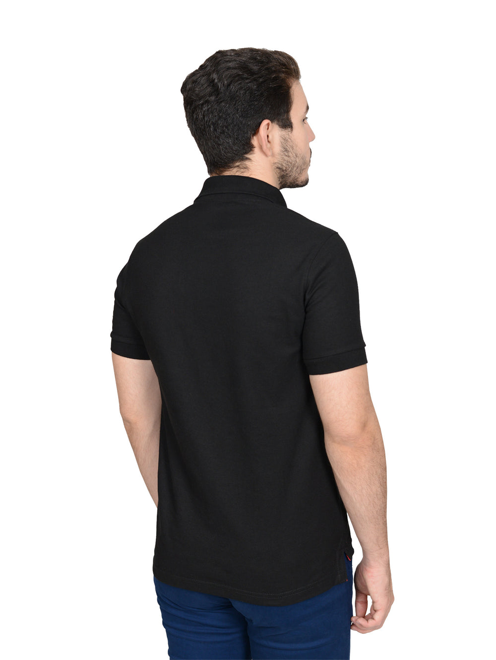 Hombre vistiendo playera polo K-Swiss color negro con detalles rojos.