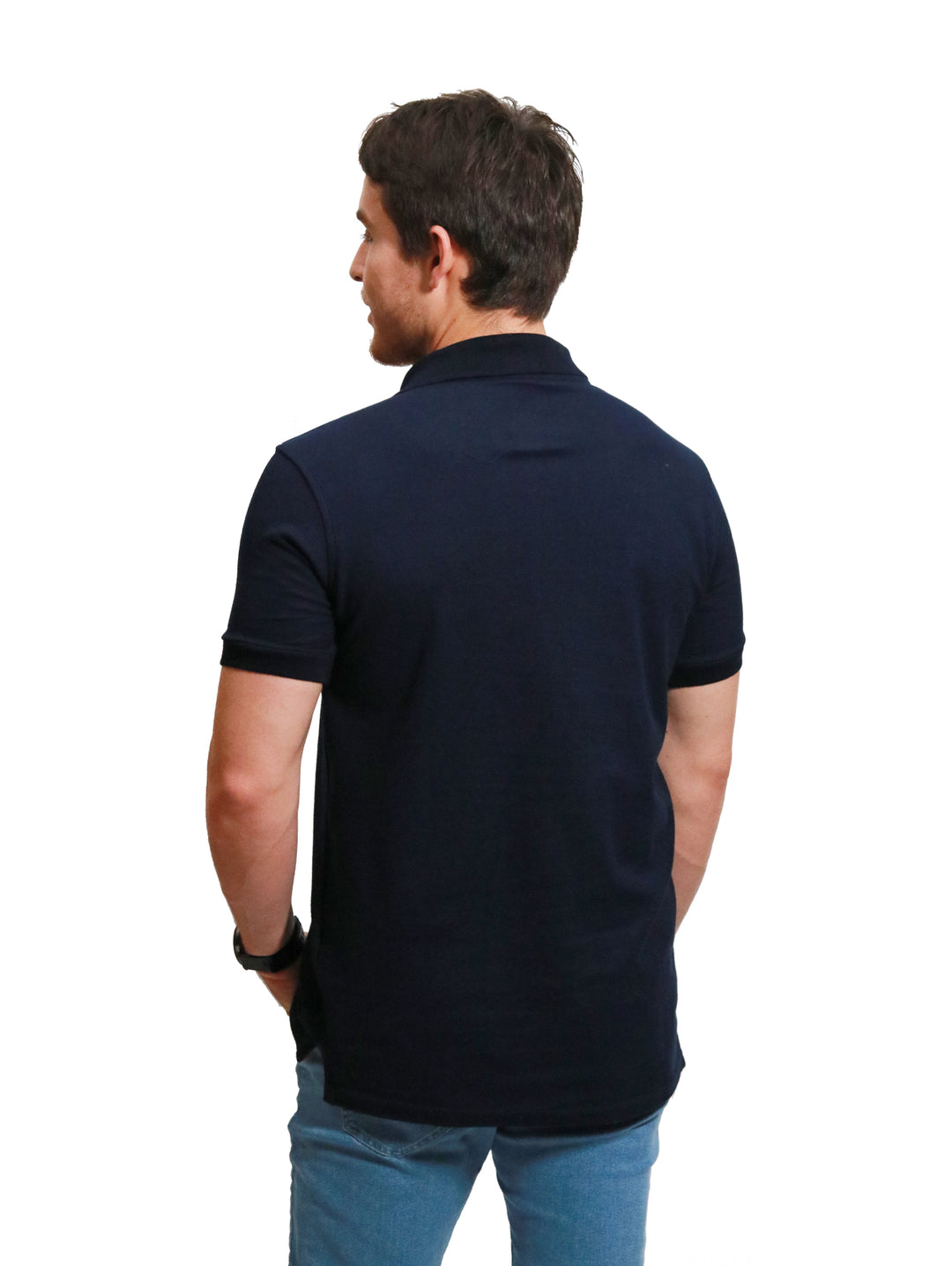 Hombre vistiendo playera polo K-Swiss color marino de manga corta.