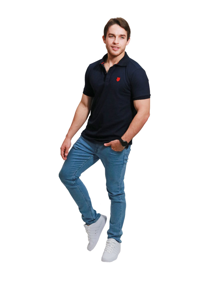 Hombre vistiendo playera polo K-Swiss color marino de manga corta.