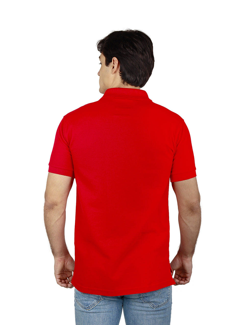 Hombre vistiendo una playera polo de color rojo marca K-Swiss y pantalones mezclilla azules.