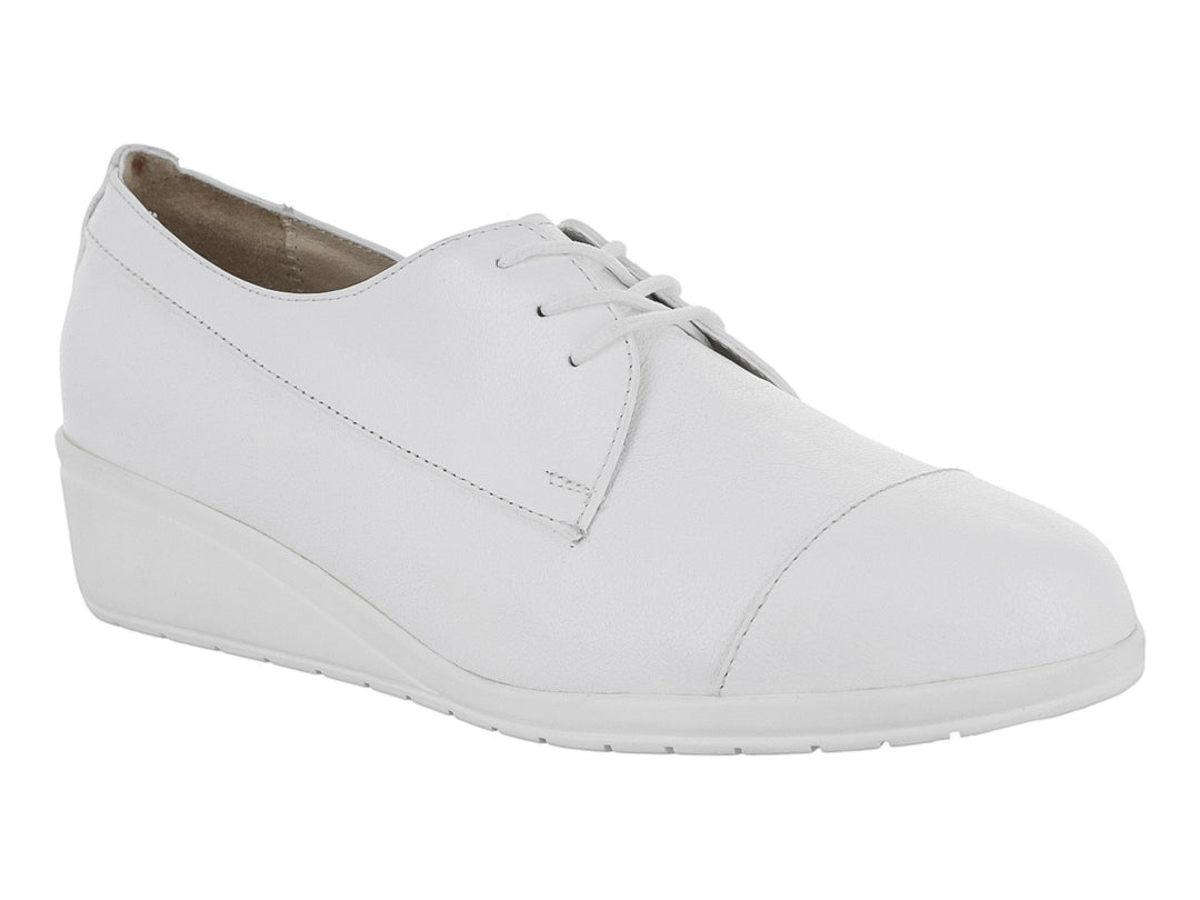 Zapato plano de confort color blanco con cordones y suela gruesa.